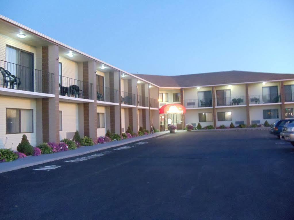 Red Roof Inn & Suites Newport - Middletown, Ri Exterior photo